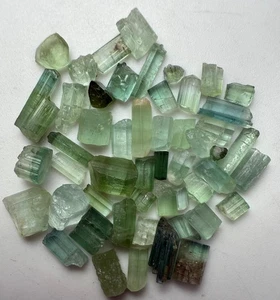 Lote de 36 quilates de cristales de turmalina de colores mezclados de alta calidad de Afganistán. - Imagen 1 de 7