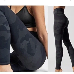 Leggings Alo Yoga Gris Vapor Camuflaje tiro alto talla pequeña - Imagen 1 de 12