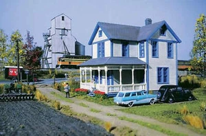 Walthers 933-3651 HO Gauge Aunt Lucy's House Kit - Picture 1 of 2