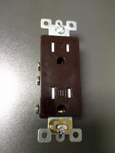 50 piezas 15A Decorador Dúplex Receptáculos 15 Amp Resistente a Manipulaciones MARRÓN Decora TR - Imagen 1 de 4
