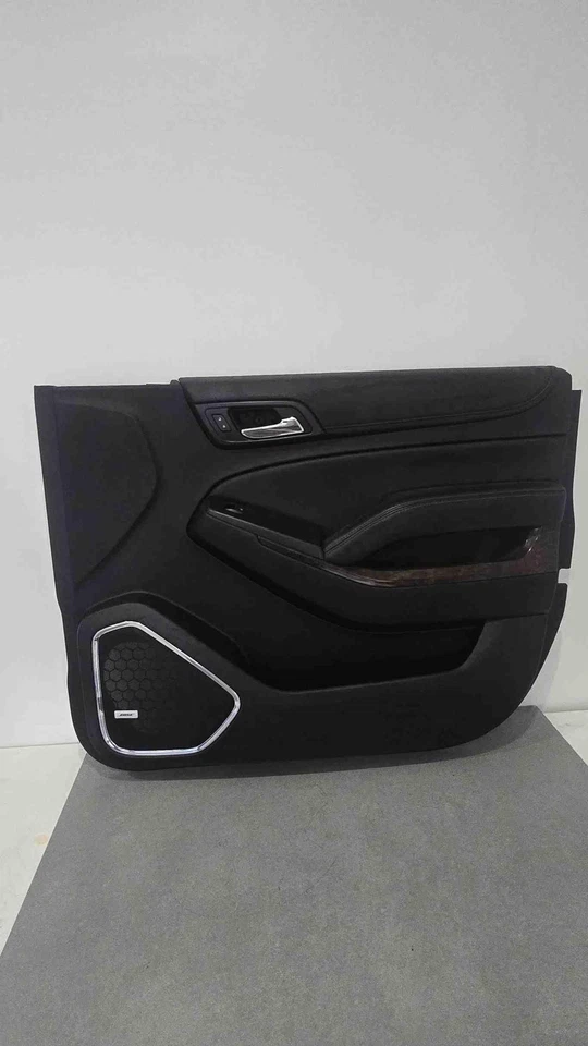 Chevrolet Suburban 2017-2020 panel de moldura de puerta delantera derecha OEM 84365646 Foto 1 de 4