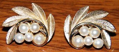 Hermoso Pendiente Trifari Hojas Tonificadas Dorado y Perla Blanca Clip Disfraz Joyería Foto 1 de 4