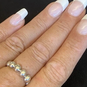 BONITO ANILLO DE BANDA DE DISEÑO DE CUENTAS DE BOLA DE PLATA ESTERLINA PARA HOMBRE HERMOSO TALLA 9.25 - Imagen 1 de 16