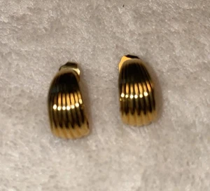 Small Half Hoop Ribbed Goldtone Pierced Earrings 5/8” Long - Picture 1 of 5