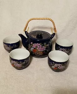 TEIERA GIAPPONE BLU COBALTO + SET 4 TAZZE SAKI FINITURE ORO CARRO FANTASIA E FIORI ๐ - Foto 1 di 8