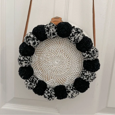 Bolso Bandolera Cleobella Williamsburg Cantina Pom Pom Blanco y Negro Tejido Boho Foto 1 de 4