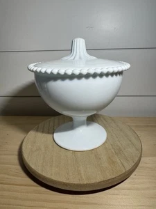 Vintage Indiana weiß Milchglas Deckel Standfuß Kompott Süßigkeiten Schale Perlenrand - Bild 1 von 6
