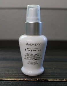 Mary Kay Time Wise Day Solution crema solare SPF 15 1 fl oz pelle da secca a grassa - Foto 1 di 2