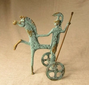 Vintage grüne Bronzeskulptur der olympischen Göttin Athene fährt einen Streitwagen - Bild 1 von 7