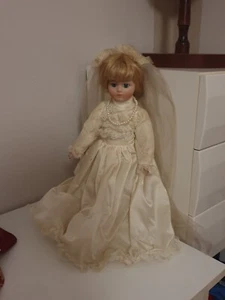 bambola di porcellana da collezione The Heritage Mint Collection. - Foto 1 di 2