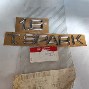 SIGLA MODELLO POSTERIORE ''1.6 T.SPARK'' ALFA ROMEO 156 ORIGINALE 60622023 - Imagen 1 de 3