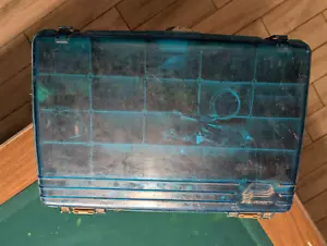 Caja de Aparejos Plano Guide Series Modelo 1258 • 16.75x11.5x7.5 • Tostado/Azul• 2 Niveles - Imagen 1 de 15