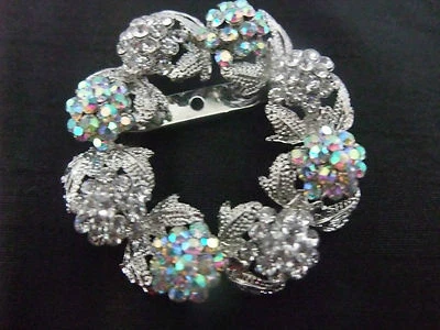 BROCHE DE CORONA FLORAL Y FLOR DE HOJA DIAMANTE PLATA nuevo caja de regalo + bolsa de velo Foto 1 de 2