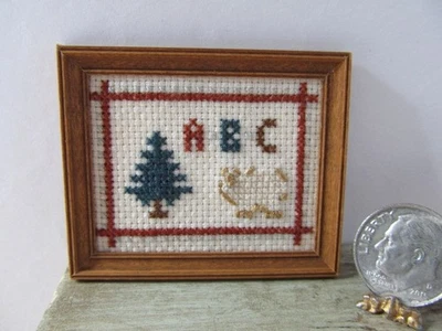 Muestreador de punta de aguja artesanal B Tucker marco de madera de oveja casa de muñecas miniatura 1:12 Foto 1 de 4