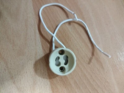 GU10 ceramic socket for light bulbs with GU10 Twist & Lock base - Image 1 of 4