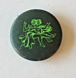 Vintage 60er Jahre Zeichnung zweier Frauen Pinback Button - Bild 1 von 3