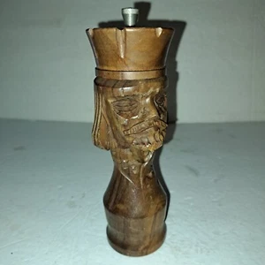 Vintage handgeschnitzte Holz "König" Salz oder Pfeffermühle 6,5" hoch Top Zustand - Bild 1 von 11