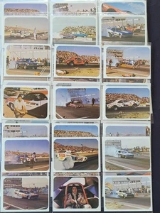 Set completo Fleer AHRA Race USA Drag Racing 1972 (74) più involucro di cera - Foto 1 di 21