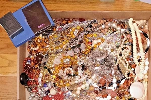 Lote de collar vintage a granel de 11+ libras con cuentas de tono plateado dorado - Imagen 1 de 5