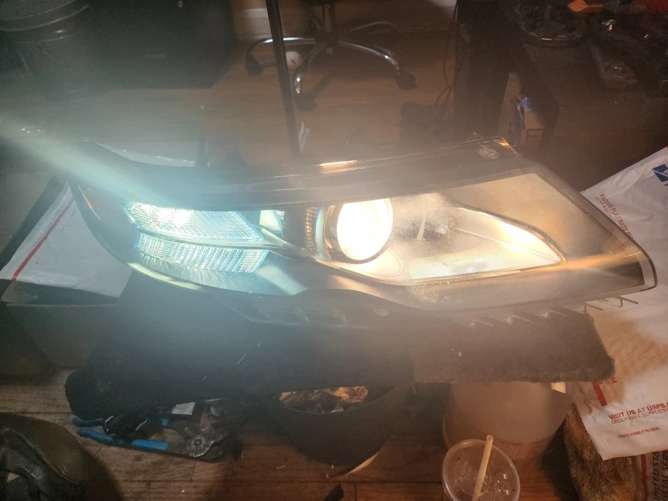 Faro halógeno pasajero derecho Chevrolet Volt 11-15 22769171 OEM Foto 1 de 4