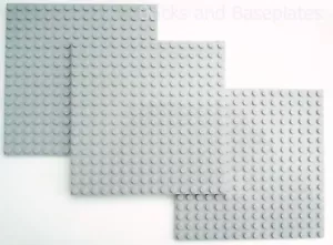 LEGO 3 x PIATTI GRIGIO CHIARO piastra base 16x16 pin -12,8 cm x 12,8 cm x 0,5 cm - Foto 1 di 4