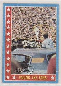 1974 Topps Evel Knievel Facing the Fans #13 0f9x