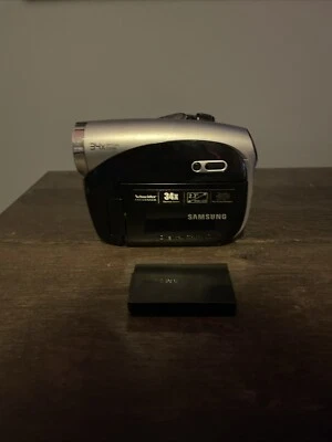 Samsung SC-DX103 DVD Camcorder 34x Optical Zoom No Charger - Image 1 of 4