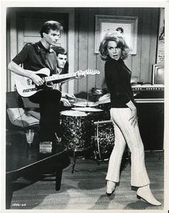 SANDRA DEE - SINGT, TANZT - DOKTOR, DU MUSST SCHERZEN! – 1967 MGM PHOTO - Bild 1 von 1