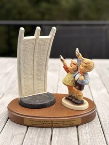 Hummel Berlin Airlift Memorial #153 con base de madera 3 piezas militar 1994 - Imagen 1 de 12