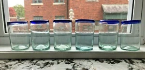 Vintage mundgeblasene Trinkbecher Gläser Kobaltrand auf grün getöntem Glas - Bild 1 von 7