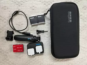 Lot d'action GoPro HERO11 noir (avec 2 piles, poignée, supports, étui) - Photo 1 sur 3