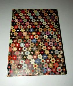 TRAPUNTA PATCHWORK A NIDO D'APE ESAGONALE MULTICOLORE ROSSA MOTIVO COPERTINA RIGIDA DIARIO - Foto 1 di 6