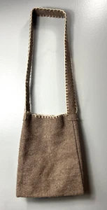 Bandolera marrón hecha a mano fieltro blanco costuras en contraste - Imagen 1 de 7