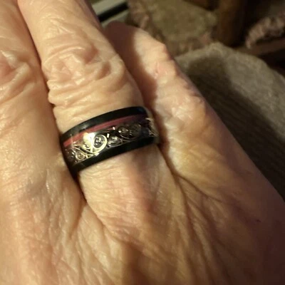 Banda de diseño celta de plata de tungsteno negro con incrustación roja en talla 7 Foto 1 de 4