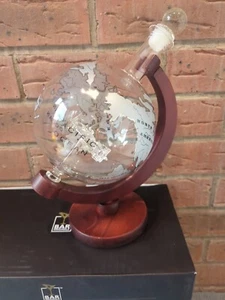 Globo decantador de alcohol en base de madera - Imagen 1 de 12