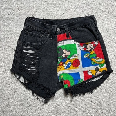 Pantalones cortos Levi’s para mujer denim negro con parche de Mickey Mouse Foto 1 de 4