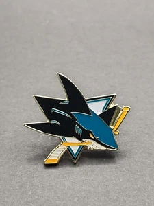 NHL Hockey Team San Jose Haie Logo Emaille Anstecknadel, KOSTENLOSER VERSAND! - Bild 1 von 2