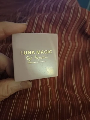 NEW Luna Magic Soft Perfection Foundation Powder Mini Shade Light  - Image 1 of 3