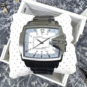 Neu mit Etikett Diesel DZ1498 quadratische Herrenuhr silbernes Zifferblatt Rotgussband - Bild 1 von 6