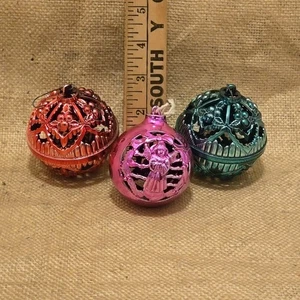 Bradford Bell Ornamenti Natalizi Vintage Plastica 3 Palline Filagrea Rosso Rosa Gre - Foto 1 di 12
