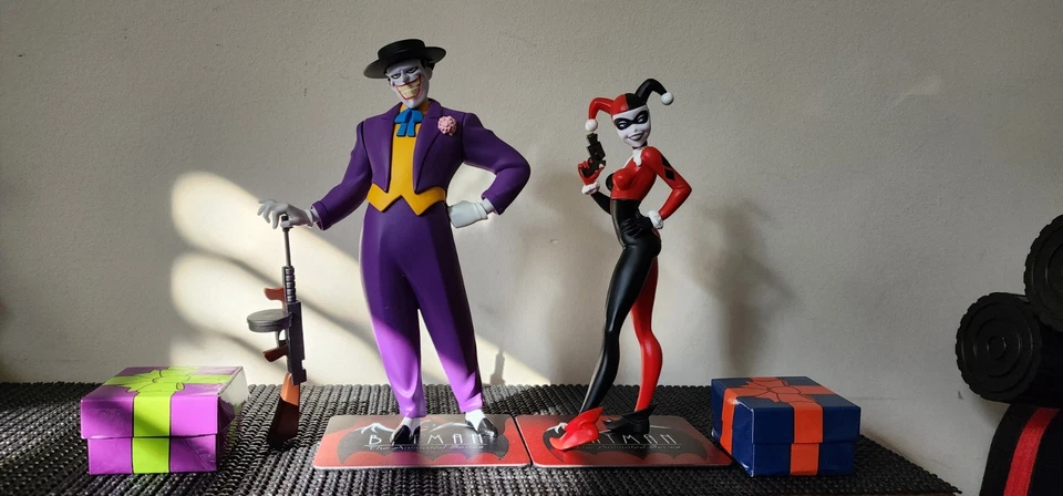 Kotobukiya Batman la Serie Animada Joker y Harley Quinn ArtFX+ Estatuas Foto 1 de 4