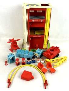 Vintage 1973 Playskool Rescue Center #470 Feuerwehrhaus Spielset komplett - Bild 1 von 21