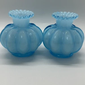 JUEGO DE 2 JARRONES VINTAGE FENTON AZUL VIDRIO BORDE CON VOLANTES MELÓN - Imagen 1 de 9