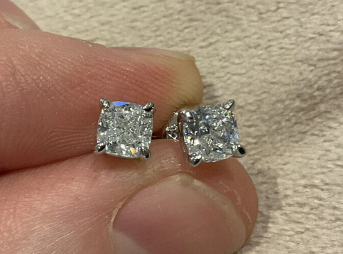 Pendientes solitarios enchapados en platino 925 con corte cojín de diamantes creados en laboratorio de 1,0 quilates Foto 1 de 4