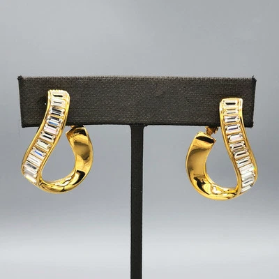 施华洛世奇天鹅长方形水晶铺面镀金扭转漩涡环夹耳环 — 第 1/4 张图片