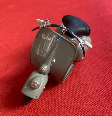 MAISTO Modellino Moto Scooter VESPA PIAGGIO 98 1946 Metallo ruote in gomma 1:18 - Immagine 1 di 3