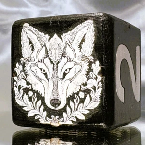 Guerrero Coronado - Movimiento Decisivo del Lobo - Cubo Doble Backgammon 36 mm - Imagen 1 de 9