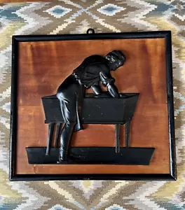 ANTIGUA PLACA DE BRONCE EN ALTO RELIEVE SOBRE FONDO DE MADERA / MARCO NEGRO - Imagen 1 de 13