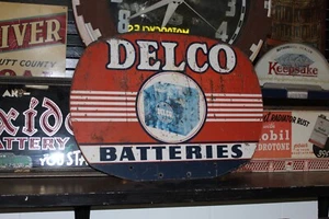 SELTEN 1954 DELCO BATTERIEN 2-SEITIG BEMALT METALL HÄNDLERSCHILD GMC CHEVY GAS ÖL - Bild 1 von 12