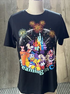 Camiseta TOKYO DISNEY Resort Mujer Pequeña Soñando en Color Arco Iris/Negro Camiseta Foto 1 de 4